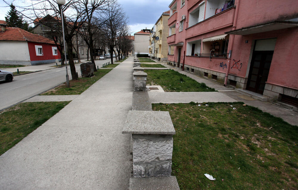 Privremenim mjerama Nacionalnog koordinacionog tijela za zaštitu građana od koronavirusa zabranjen je izlazak iz objekta stanovanja vikendom od 13 časova do pet sati ujutro narednog dana. Od zabrane su izuzeti samo oni koji moraju da rade i za to imaju potvrdu od poslodavca. U galeriji fotoreportera "Vijesti" Luke Zekovića pogledajte kako je bilo na ulicama Nikšića danas nakon 13 časova.