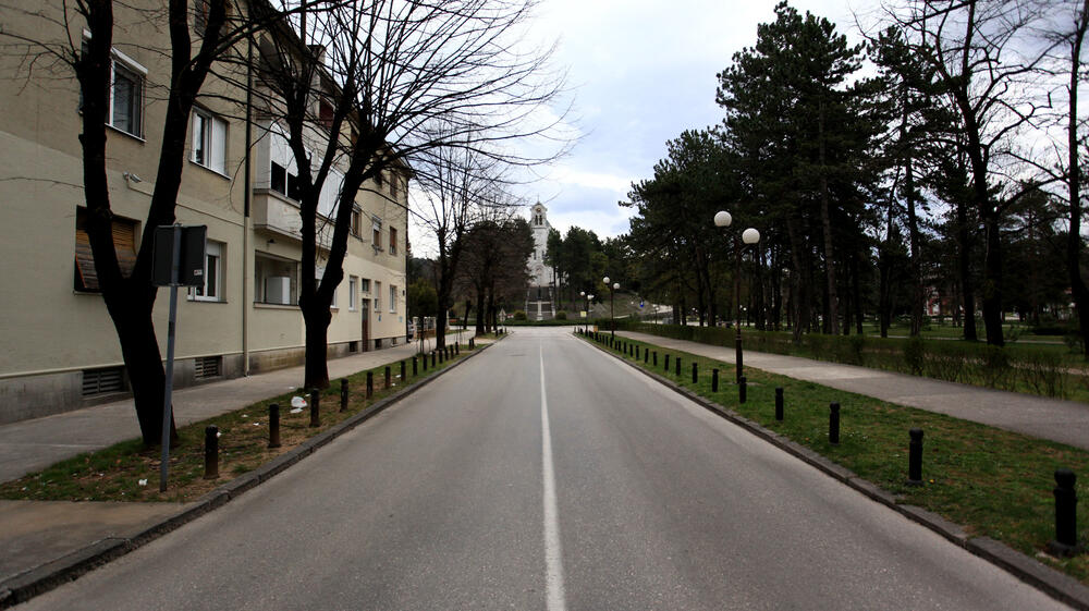 Privremenim mjerama Nacionalnog koordinacionog tijela za zaštitu građana od koronavirusa zabranjen je izlazak iz objekta stanovanja vikendom od 13 časova do pet sati ujutro narednog dana. Od zabrane su izuzeti samo oni koji moraju da rade i za to imaju potvrdu od poslodavca. U galeriji fotoreportera "Vijesti" Luke Zekovića pogledajte kako je bilo na ulicama Nikšića danas nakon 13 časova.