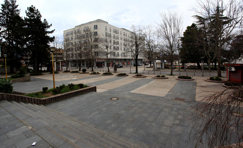 Privremenim mjerama Nacionalnog koordinacionog tijela za zaštitu građana od koronavirusa zabranjen je izlazak iz objekta stanovanja vikendom od 13 časova do pet sati ujutro narednog dana. Od zabrane su izuzeti samo oni koji moraju da rade i za to imaju potvrdu od poslodavca. U galeriji fotoreportera "Vijesti" Luke Zekovića pogledajte kako je bilo na ulicama Nikšića danas nakon 13 časova.