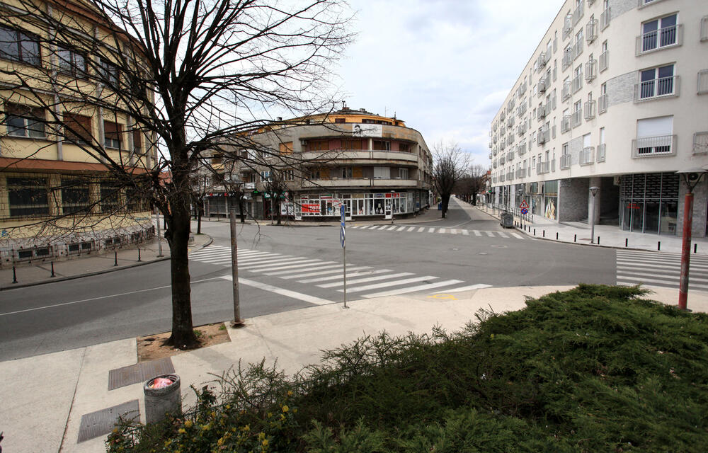 Privremenim mjerama Nacionalnog koordinacionog tijela za zaštitu građana od koronavirusa zabranjen je izlazak iz objekta stanovanja vikendom od 13 časova do pet sati ujutro narednog dana. Od zabrane su izuzeti samo oni koji moraju da rade i za to imaju potvrdu od poslodavca. U galeriji fotoreportera "Vijesti" Luke Zekovića pogledajte kako je bilo na ulicama Nikšića danas nakon 13 časova.