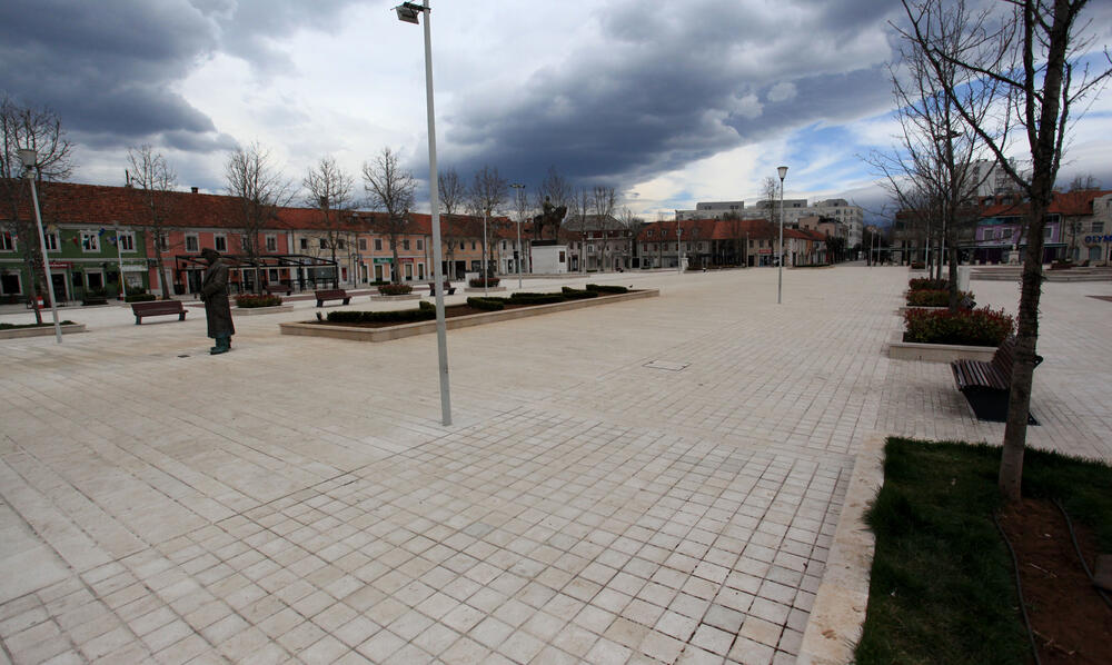 Privremenim mjerama Nacionalnog koordinacionog tijela za zaštitu građana od koronavirusa zabranjen je izlazak iz objekta stanovanja vikendom od 13 časova do pet sati ujutro narednog dana. Od zabrane su izuzeti samo oni koji moraju da rade i za to imaju potvrdu od poslodavca. U galeriji fotoreportera "Vijesti" Luke Zekovića pogledajte kako je bilo na ulicama Nikšića danas nakon 13 časova.