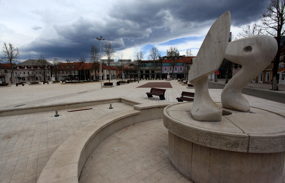 Privremenim mjerama Nacionalnog koordinacionog tijela za zaštitu građana od koronavirusa zabranjen je izlazak iz objekta stanovanja vikendom od 13 časova do pet sati ujutro narednog dana. Od zabrane su izuzeti samo oni koji moraju da rade i za to imaju potvrdu od poslodavca. U galeriji fotoreportera "Vijesti" Luke Zekovića pogledajte kako je bilo na ulicama Nikšića danas nakon 13 časova.