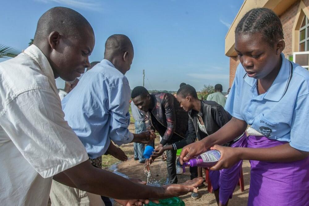 Vjernici peru ruke iz preventivnih mjera u glavnom gradu Malavija Lilongve, Foto: AFP