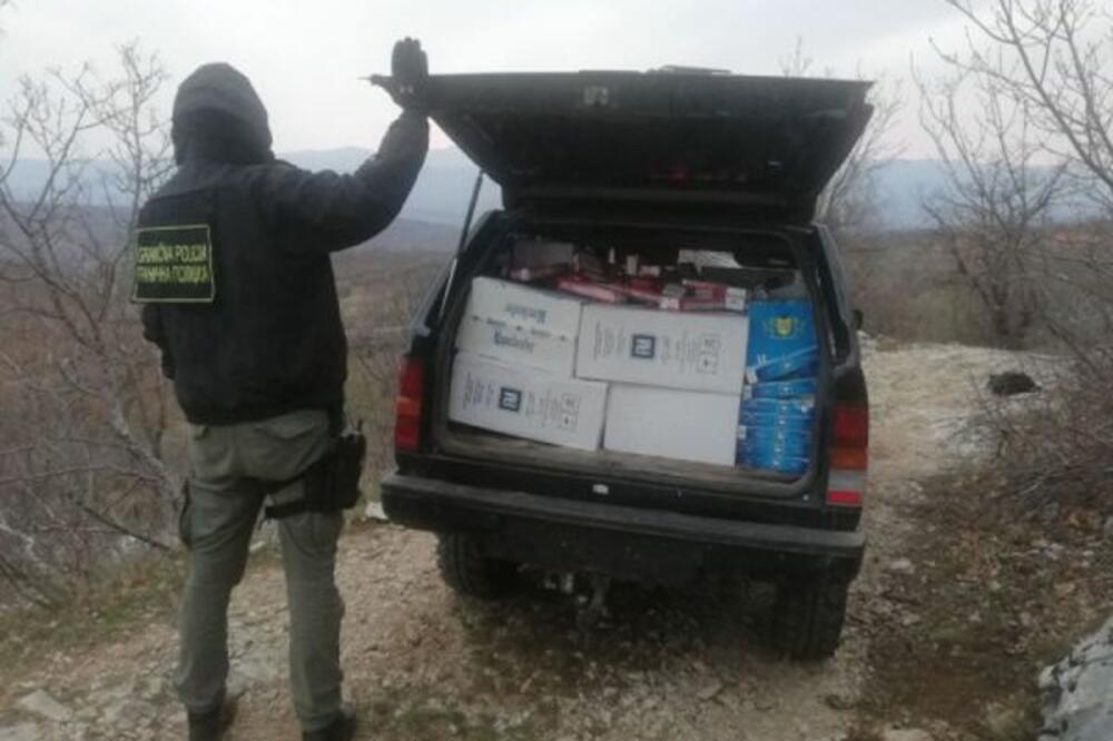 Cigarete  pronađene u vozilu “Nissan Terano” bez registarskih oznaka, Foto: Granpol.gov.ba