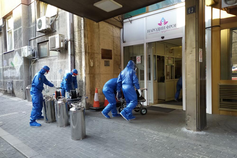 Ruski vojni stručnjaci, koji su stigli u Srbiju da pomognu u borbi protiv koronavirusa dezinfikuju prostor, Foto: BETAPHOTO