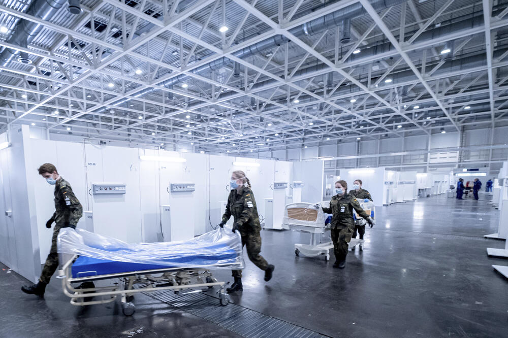 Vojnici pripremaju privremenu kliniku za oboljele od kovida-19 u Hanoveru u Njemačko, Foto: AP