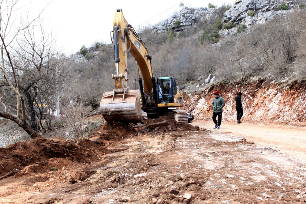 Radovi na putu u Župi, Foto: Luka Zeković