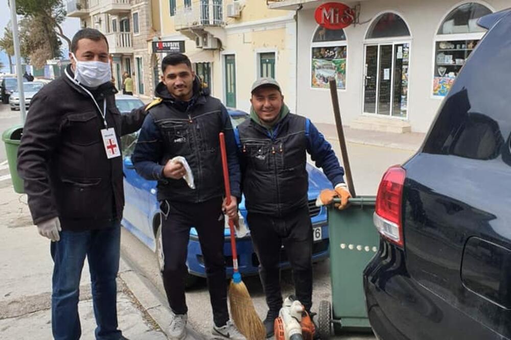 Nišavić dijeli zaštitne pakete radnicima Komunalnog, Foto: Privatna arhiva