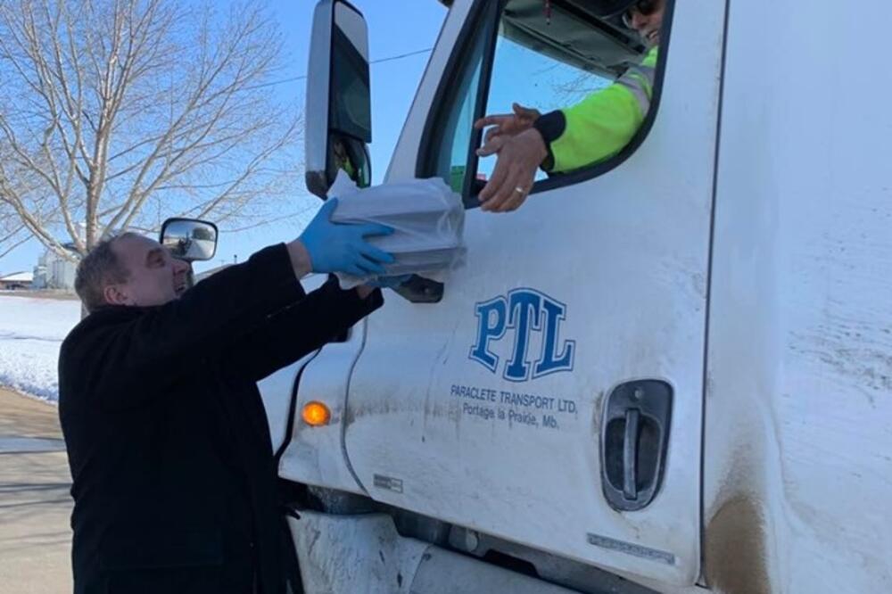 Bojić dijeli hranu, Foto: Privatna Arhiva