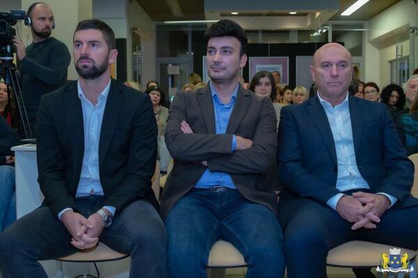 Funkcioneri Opštine Budva u izolaciji: Zatečeni ispred kuće menadžera grada