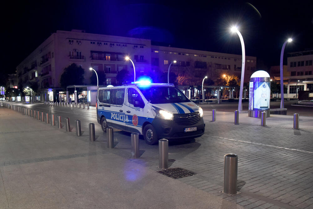 Policija pomno prati da li se poštuju mjere NKT, Foto: Savo Prelević