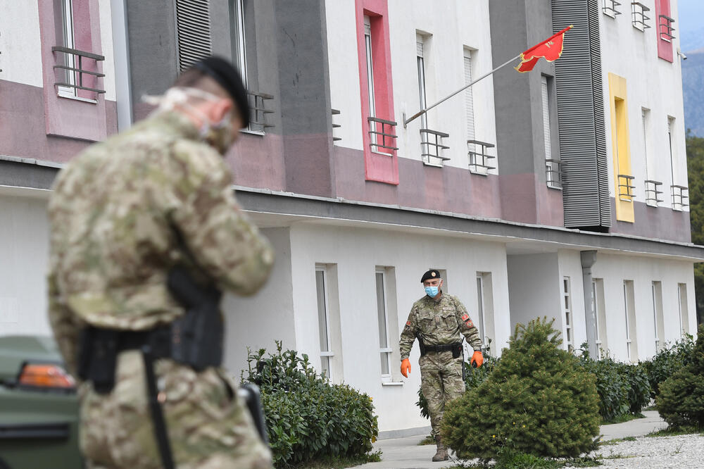 Pripadnici Vojske Crne Gore ispred karantina u Studentskom domu, Foto: Savo Prelević
