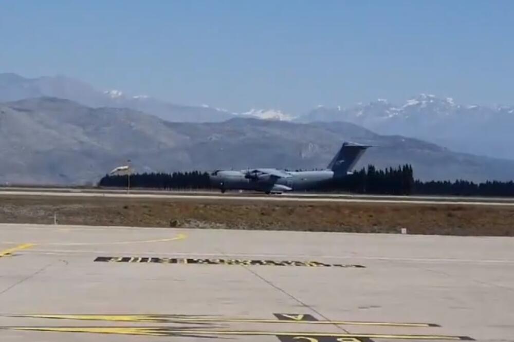Vojni avion Republike Turske, sa donacijom predsjednika Redžepa Tajipa Erdogana, Foto: Twitter