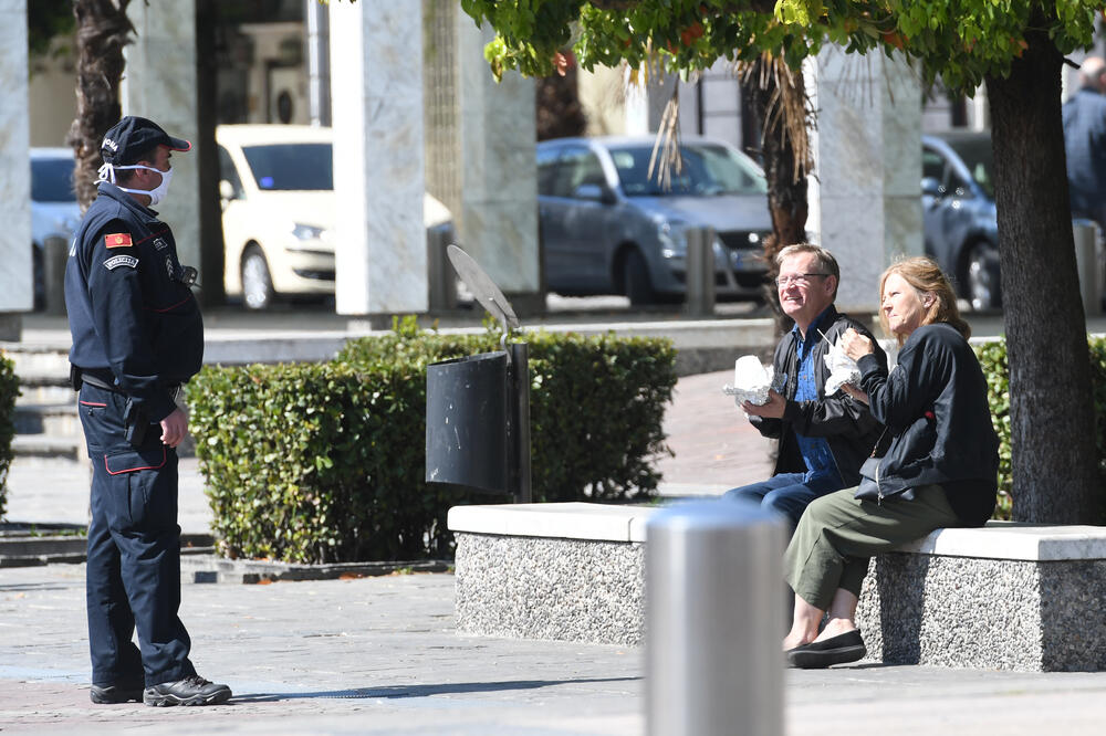 Policija upozorava građane da se ne zadržavaju na javnim površinama, Foto: Savo Prelević