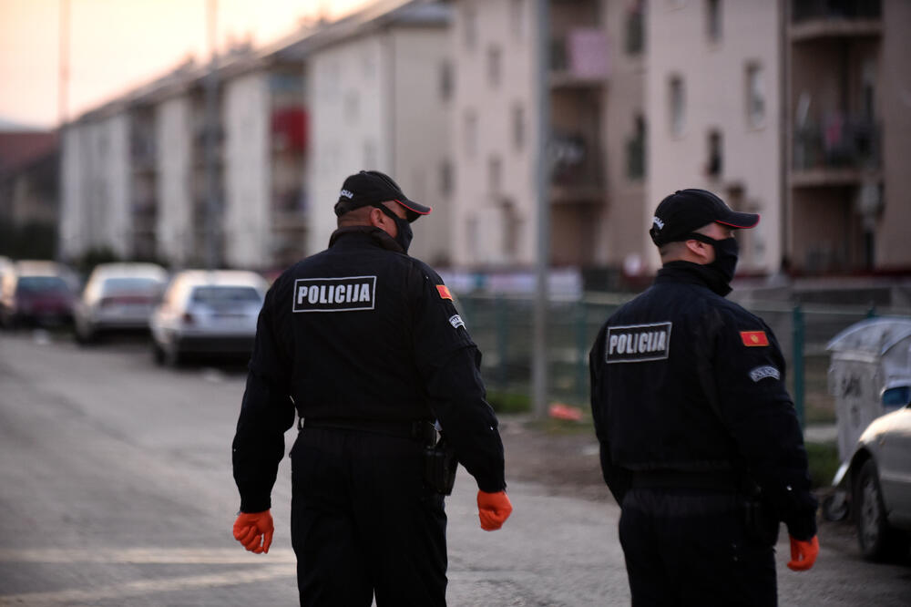 Policija u naselju Vrela Ribnička, Foto: Boris Pejović