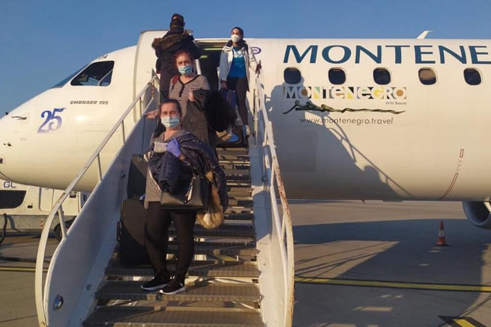 Dolazak crnogorskih državljana na aerodrom u Podgorici, Foto: MUP