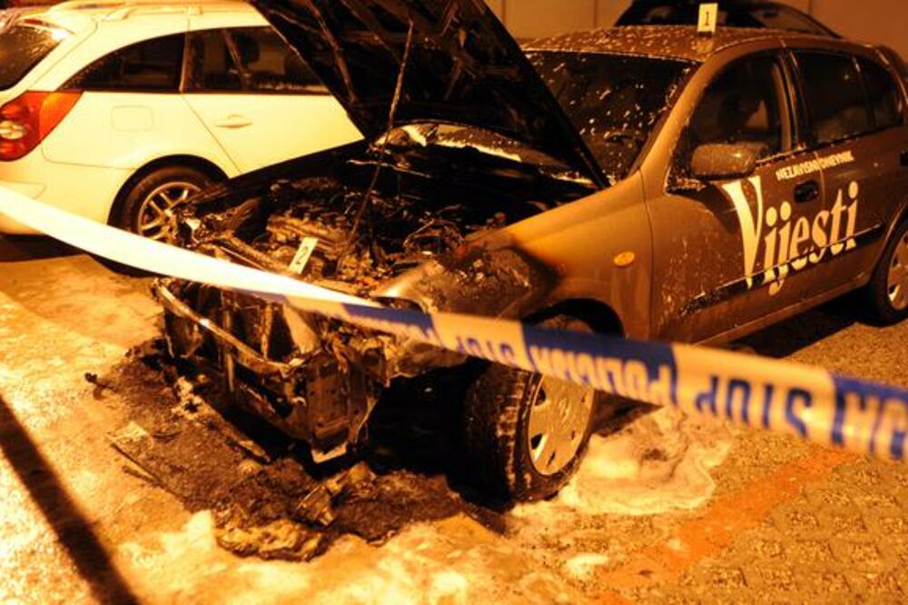 Jedno od zapaljenih vozila Vijesti, Foto: Savo Prelević