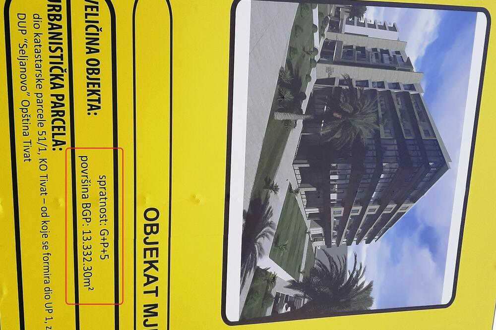 Na info tabli piše da će zgrada imati pet spratova, Foto: Siniša Luković