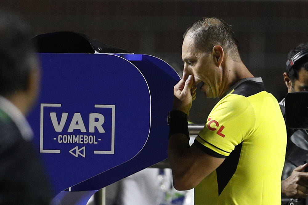 Argentinski sudija Nestor Pitana gleda VAR na utakmici Brazil - Bolivija, Foto: Beta/AP
