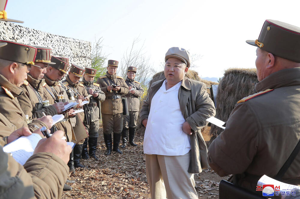 Kim Džong Un lično posmatra ispaljivanje projektila, Foto: AP