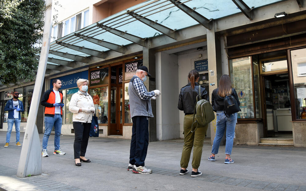 Danas je počela prodaja zaštitnih maski u Montefarmovim apotekama. Ispred apoteke u centru Podgorice stvorio se red. Maske se mogu kupiti po cijeni od 0,51 eura, a jedan građanin/ka može kupiti najviše pet maski.