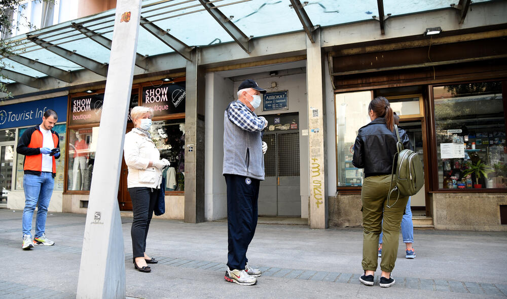 Danas je počela prodaja zaštitnih maski u Montefarmovim apotekama. Ispred apoteke u centru Podgorice stvorio se red. Maske se mogu kupiti po cijeni od 0,51 eura, a jedan građanin/ka može kupiti najviše pet maski.