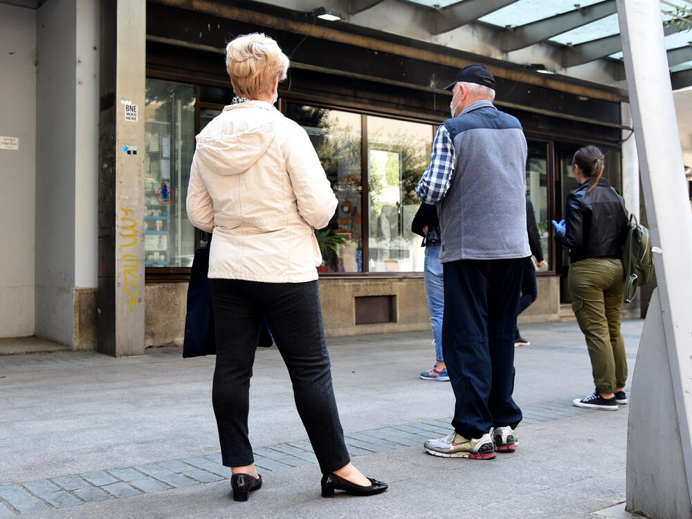 Danas je počela prodaja zaštitnih maski u Montefarmovim apotekama. Ispred apoteke u centru Podgorice stvorio se red. Maske se mogu kupiti po cijeni od 0,51 eura, a jedan građanin/ka može kupiti najviše pet maski.