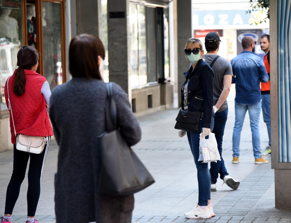 Danas je počela prodaja zaštitnih maski u Montefarmovim apotekama. Ispred apoteke u centru Podgorice stvorio se red. Maske se mogu kupiti po cijeni od 0,51 eura, a jedan građanin/ka može kupiti najviše pet maski.