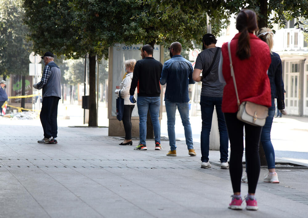 Danas je počela prodaja zaštitnih maski u Montefarmovim apotekama. Ispred apoteke u centru Podgorice stvorio se red. Maske se mogu kupiti po cijeni od 0,51 eura, a jedan građanin/ka može kupiti najviše pet maski.