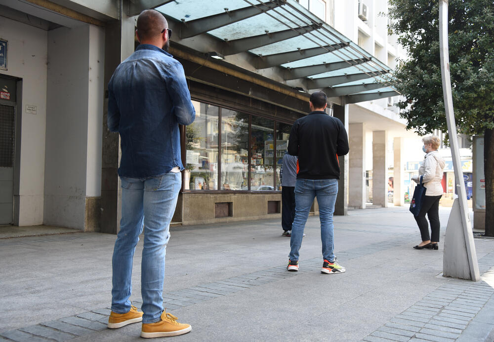 Danas je počela prodaja zaštitnih maski u Montefarmovim apotekama. Ispred apoteke u centru Podgorice stvorio se red. Maske se mogu kupiti po cijeni od 0,51 eura, a jedan građanin/ka može kupiti najviše pet maski.