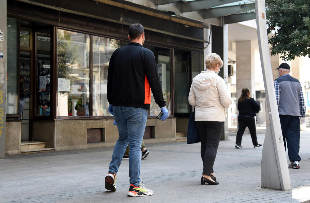 Danas je počela prodaja zaštitnih maski u Montefarmovim apotekama. Ispred apoteke u centru Podgorice stvorio se red. Maske se mogu kupiti po cijeni od 0,51 eura, a jedan građanin/ka može kupiti najviše pet maski.