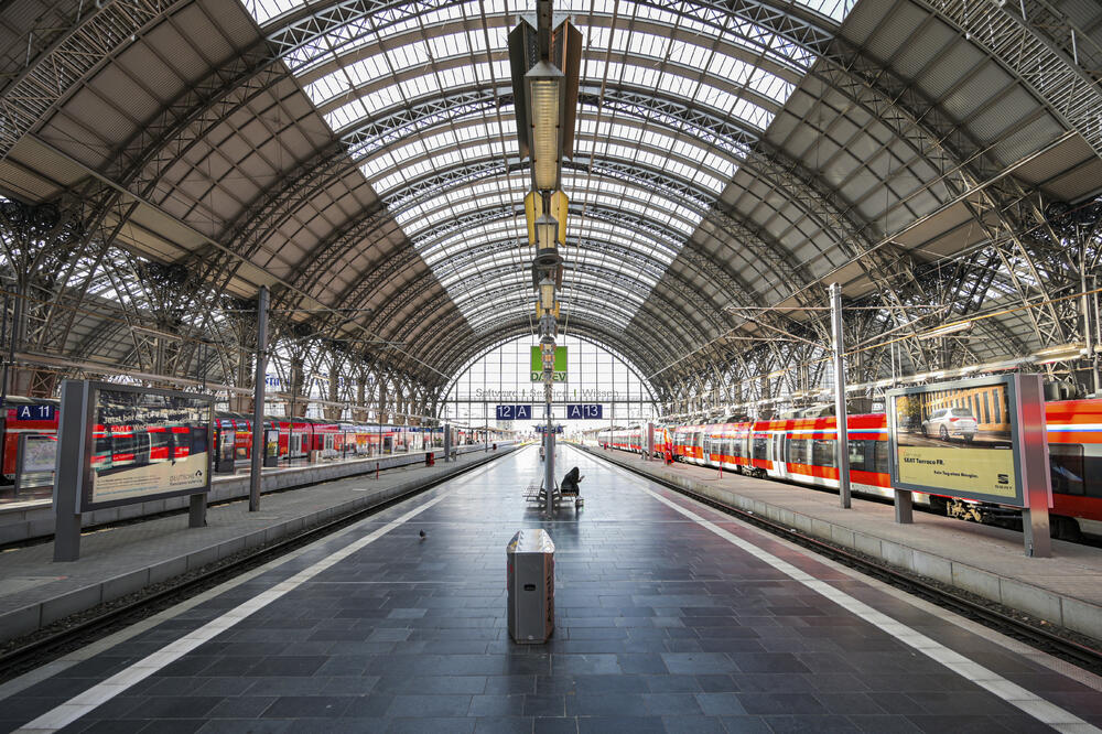 Putnik na međunarodnom aerodromu u Frankfurtu, gdje je 95 odsto letova otkazan, Foto: AP