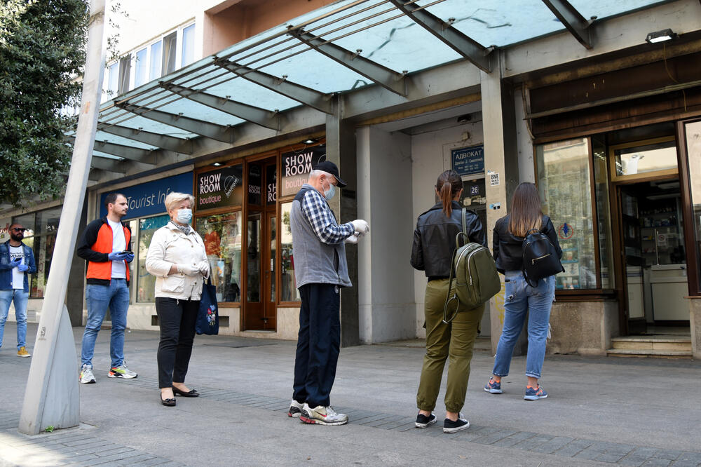 Red ispred apoteke "Montefarma", Foto: Luka Zeković