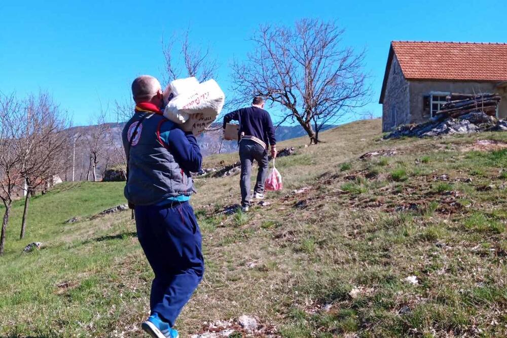 Sa dodjele pomoći u Nikšićkoj župi, Foto: Privatna arhiva