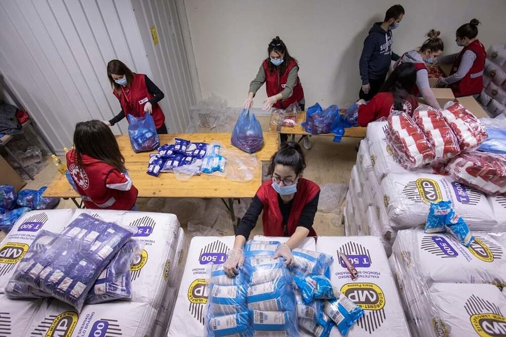 Volonteri CKCG pakuju pakete za najugroženije, Foto: Crveni krst Crne Gore