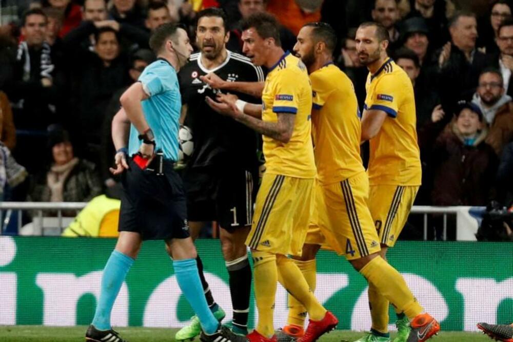 Đanluiđi Bufon nasrće na Majkla Olivera, Foto: Reuters