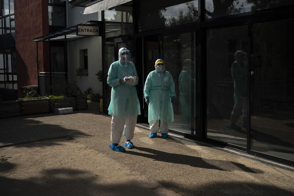Ispred jedne od bolnica u Barseloni, Foto: Beta/AP/Felipe Dana