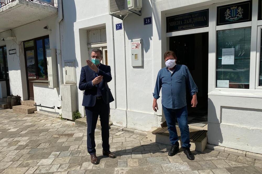 Bez objašnjenja u čije ime nudi pomoć: Gvozdenović u MZ Crmnica, Foto: Skupština Crne Gore