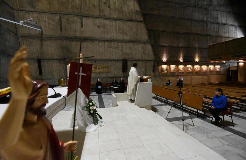 Sveštenik Viktor Ganc služio je danas u Podgorici uskršnju misu u Katoličkoj crkvi posvećenoj Presvetom Srcu Isusovom na Koniku. Misa je služena bez vjernika zbog aktuelnih mjera povodom epidemije novog koronavirusa u našoj državi.