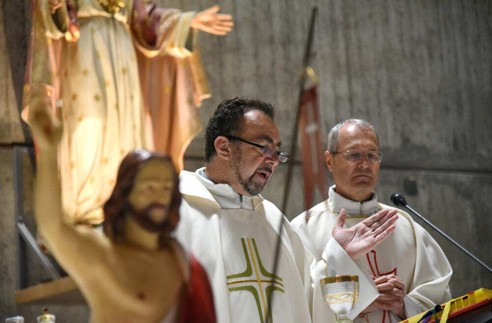 Sveštenik Viktor Ganc služio je danas u Podgorici uskršnju misu u Katoličkoj crkvi posvećenoj Presvetom Srcu Isusovom na Koniku. Misa je služena bez vjernika zbog aktuelnih mjera povodom epidemije novog koronavirusa u našoj državi.