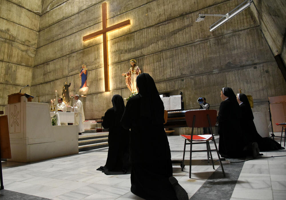 Sveštenik Viktor Ganc služio je danas u Podgorici uskršnju misu u Katoličkoj crkvi posvećenoj Presvetom Srcu Isusovom na Koniku. Misa je služena bez vjernika zbog aktuelnih mjera povodom epidemije novog koronavirusa u našoj državi.