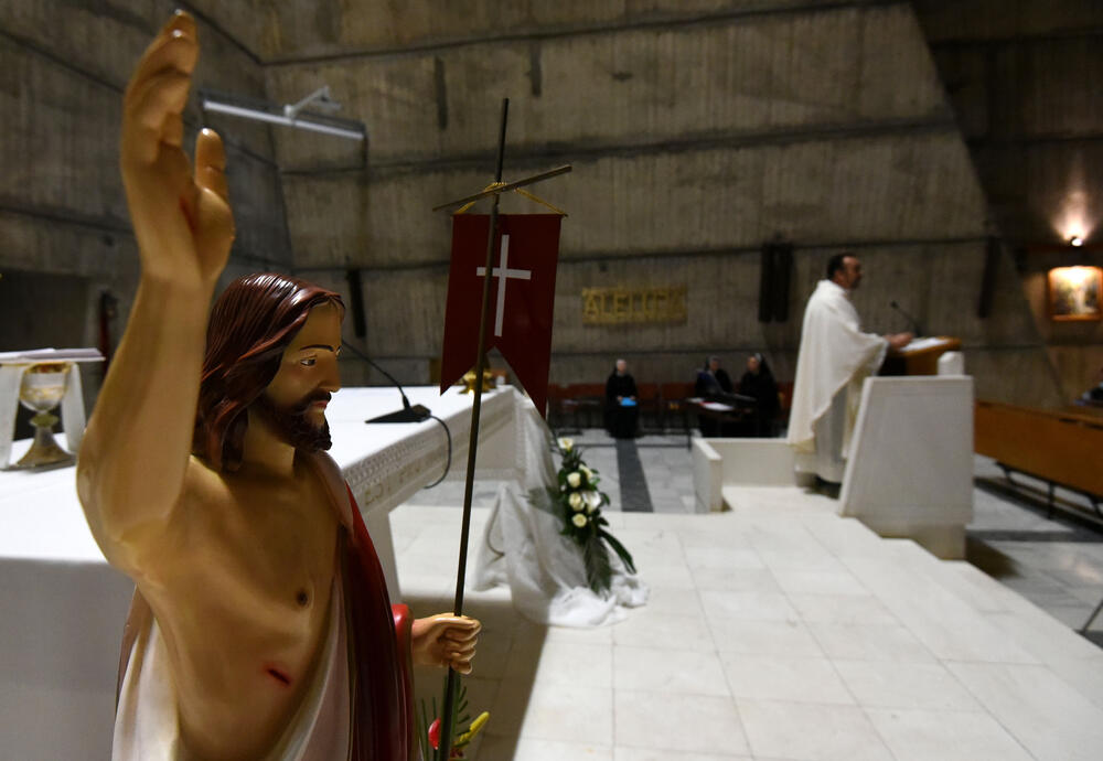 Sveštenik Viktor Ganc služio je danas u Podgorici uskršnju misu u Katoličkoj crkvi posvećenoj Presvetom Srcu Isusovom na Koniku. Misa je služena bez vjernika zbog aktuelnih mjera povodom epidemije novog koronavirusa u našoj državi.