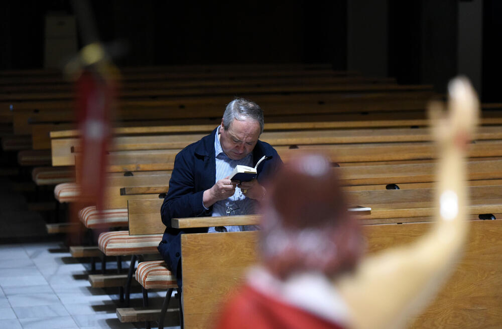 Sveštenik Viktor Ganc služio je danas u Podgorici uskršnju misu u Katoličkoj crkvi posvećenoj Presvetom Srcu Isusovom na Koniku. Misa je služena bez vjernika zbog aktuelnih mjera povodom epidemije novog koronavirusa u našoj državi.