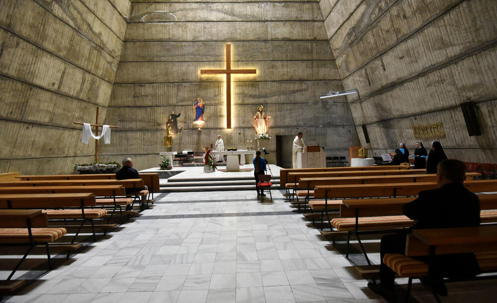 Sveštenik Viktor Ganc služio je danas u Podgorici uskršnju misu u Katoličkoj crkvi posvećenoj Presvetom Srcu Isusovom na Koniku. Misa je služena bez vjernika zbog aktuelnih mjera povodom epidemije novog koronavirusa u našoj državi.