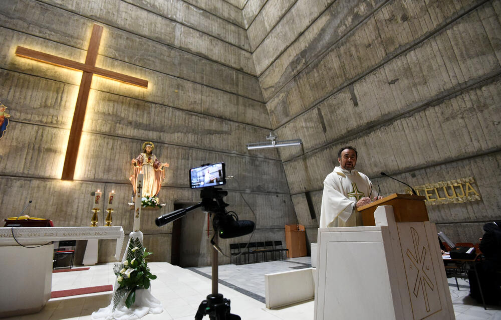 Sveštenik Viktor Ganc služio je danas u Podgorici uskršnju misu u Katoličkoj crkvi posvećenoj Presvetom Srcu Isusovom na Koniku. Misa je služena bez vjernika zbog aktuelnih mjera povodom epidemije novog koronavirusa u našoj državi.
