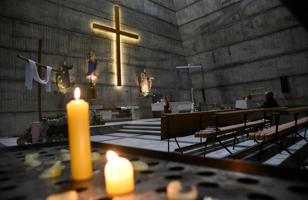 Sveštenik Viktor Ganc služio je danas u Podgorici uskršnju misu u Katoličkoj crkvi posvećenoj Presvetom Srcu Isusovom na Koniku. Misa je služena bez vjernika zbog aktuelnih mjera povodom epidemije novog koronavirusa u našoj državi.
