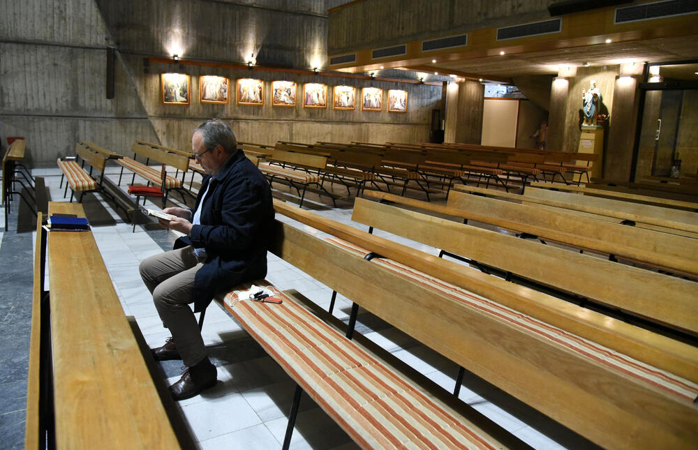 Sveštenik Viktor Ganc služio je danas u Podgorici uskršnju misu u Katoličkoj crkvi posvećenoj Presvetom Srcu Isusovom na Koniku. Misa je služena bez vjernika zbog aktuelnih mjera povodom epidemije novog koronavirusa u našoj državi.