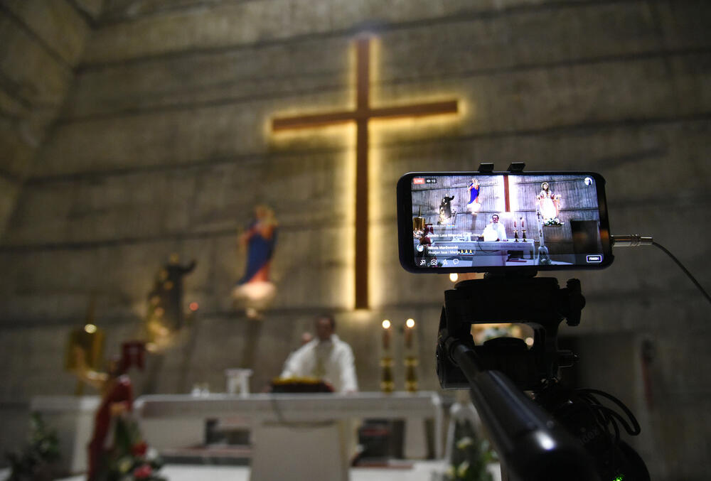 Sveštenik Viktor Ganc služio je danas u Podgorici uskršnju misu u Katoličkoj crkvi posvećenoj Presvetom Srcu Isusovom na Koniku. Misa je služena bez vjernika zbog aktuelnih mjera povodom epidemije novog koronavirusa u našoj državi.