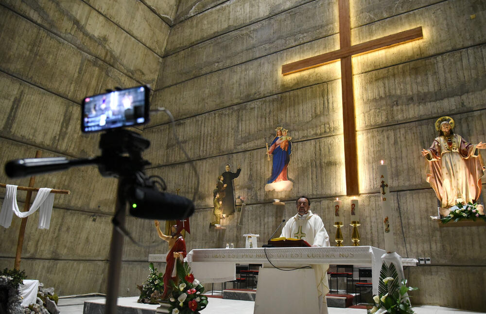 Sveštenik Viktor Ganc služio je danas u Podgorici uskršnju misu u Katoličkoj crkvi posvećenoj Presvetom Srcu Isusovom na Koniku. Misa je služena bez vjernika zbog aktuelnih mjera povodom epidemije novog koronavirusa u našoj državi.