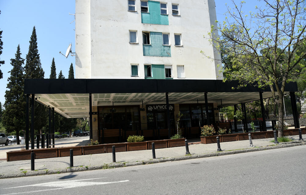 Nacionalno koordinaciono tijelo za zarazne bolesti donijelo je privremene mjere u cilju suzbijanja širenja koronavirusa, prema kojima se, između ostalog, zabranjuje kretanje od 11 sati u nedjelju do pet ujutro u ponedjeljak. Pogledajte fotografije iz glavnog grada koje je zabilježio foto reporter Vijesti, Boris Pejović.